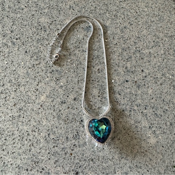 Heart of the Ocean Necklace - Picture 6 of 11